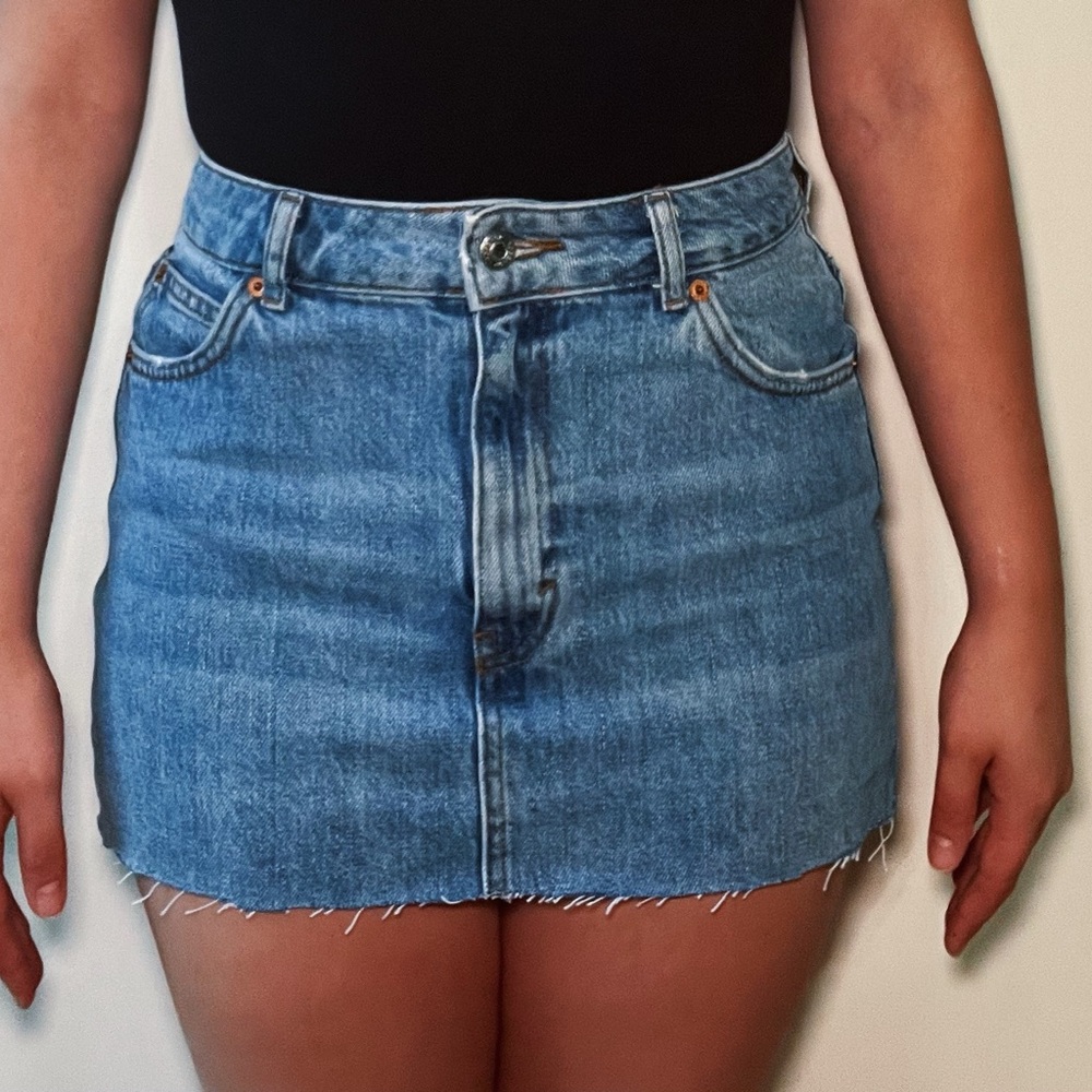 TOP SHOP MID WASH HIGH RAISE MINI DENIM SKIRT